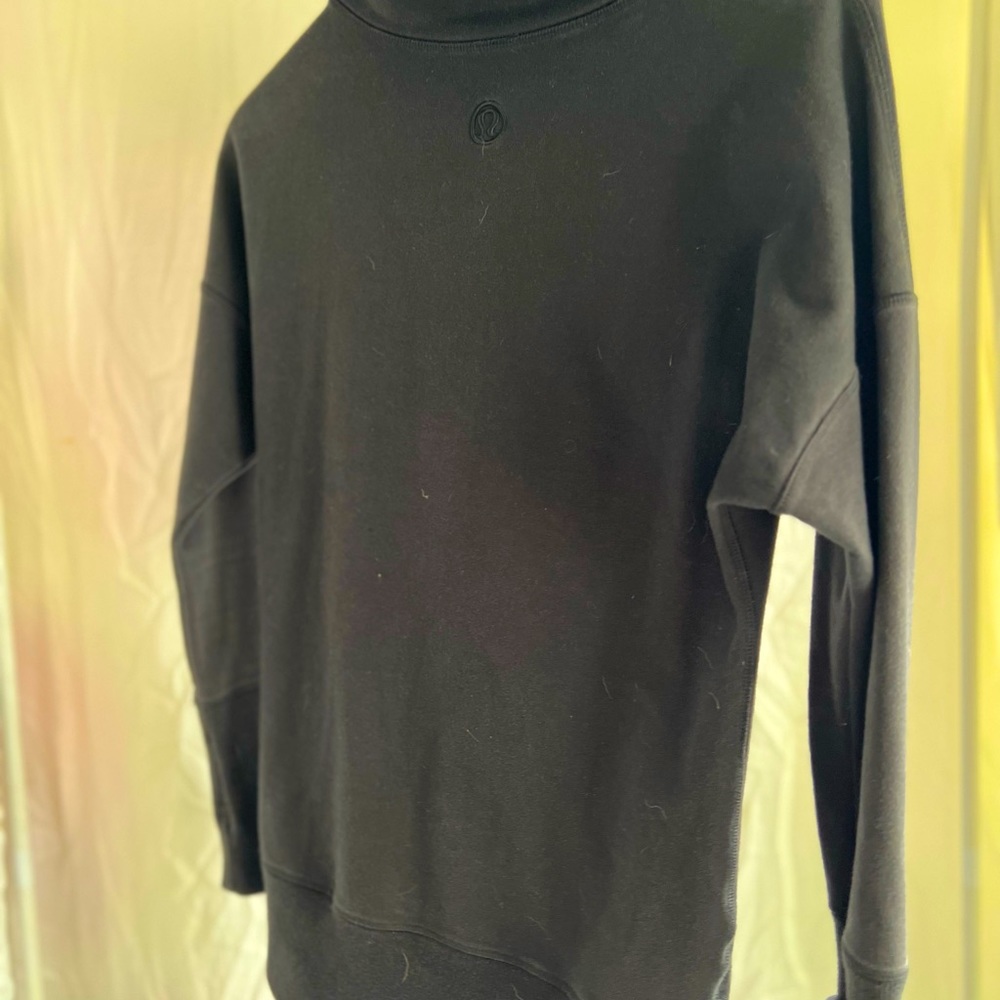 Lululemon high neck casual sweatshirt Women’s Size 4.